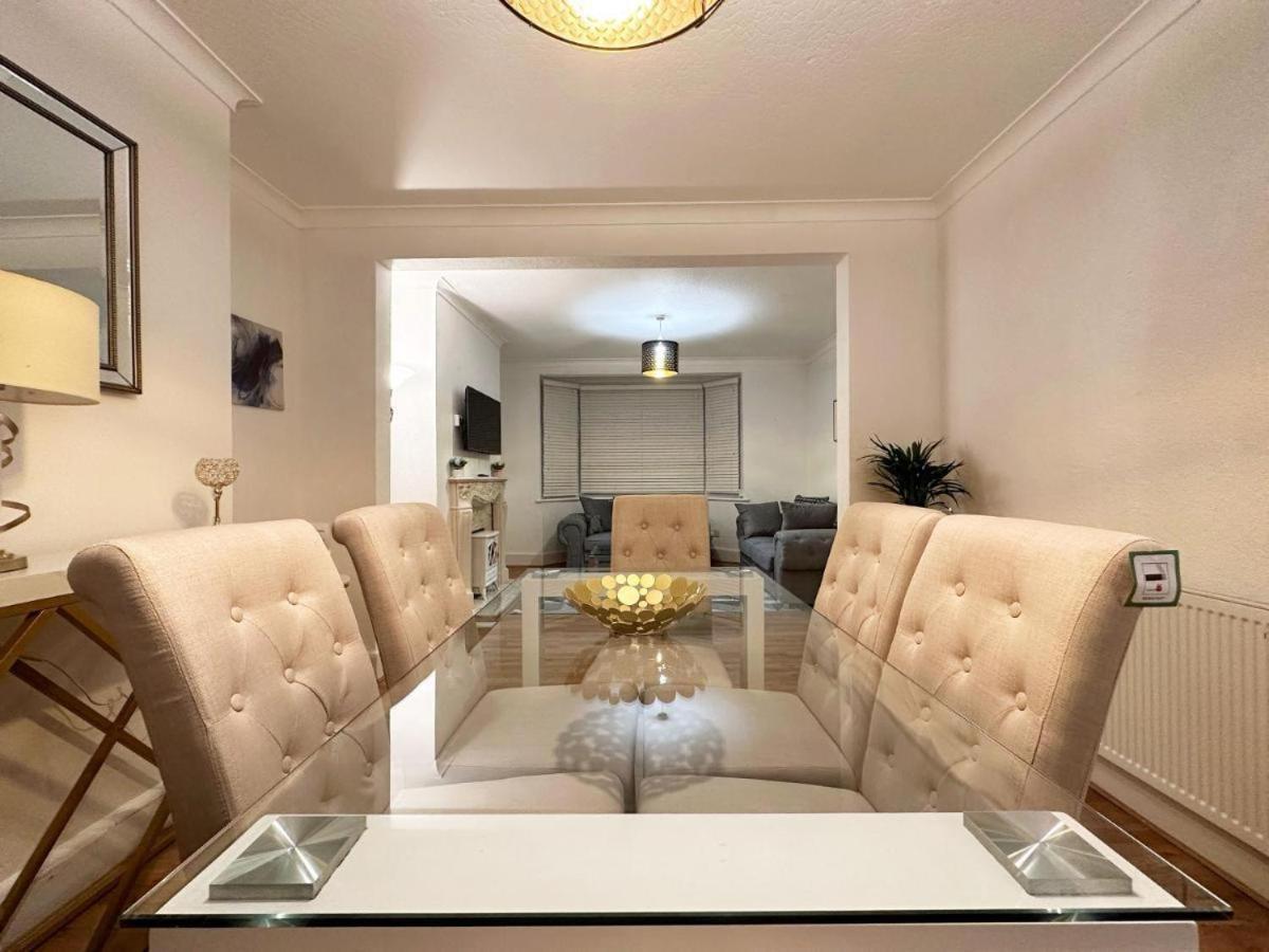 Charming 3-Bedroom Family Home Лондон Экстерьер фото