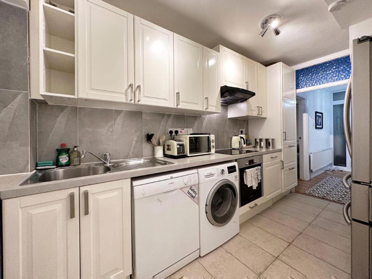 Charming 3-Bedroom Family Home Лондон Экстерьер фото